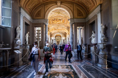 20200601_Reopen-to-the-public-at-the-Vatican-Museums_Daniel-Ibanez_19-gang-museum-prachtig